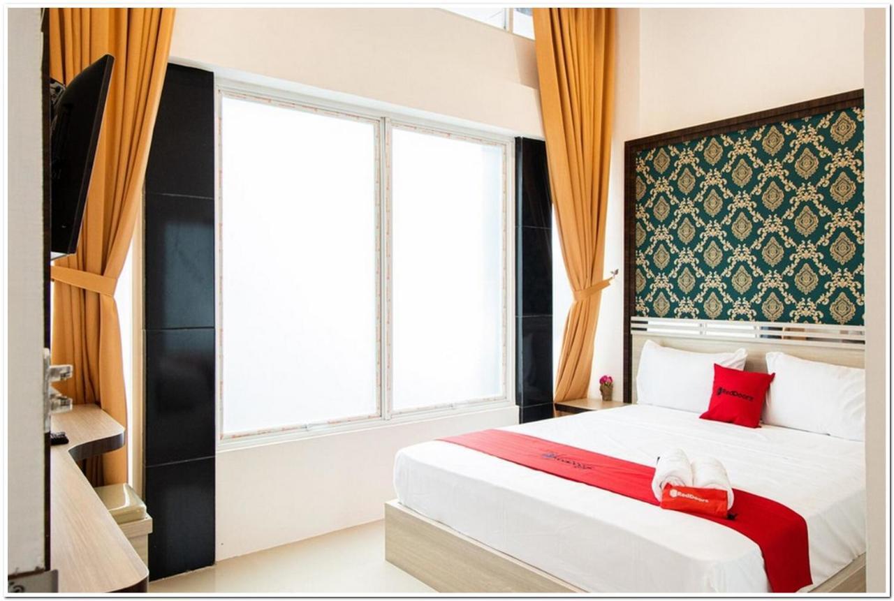 RedDoorz Plus @ Centrium Katamso Medan Exterior foto