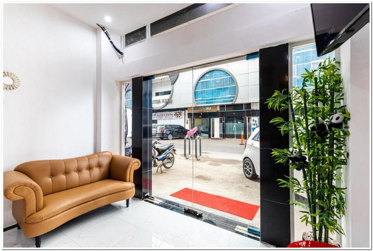 RedDoorz Plus @ Centrium Katamso Medan Exterior foto
