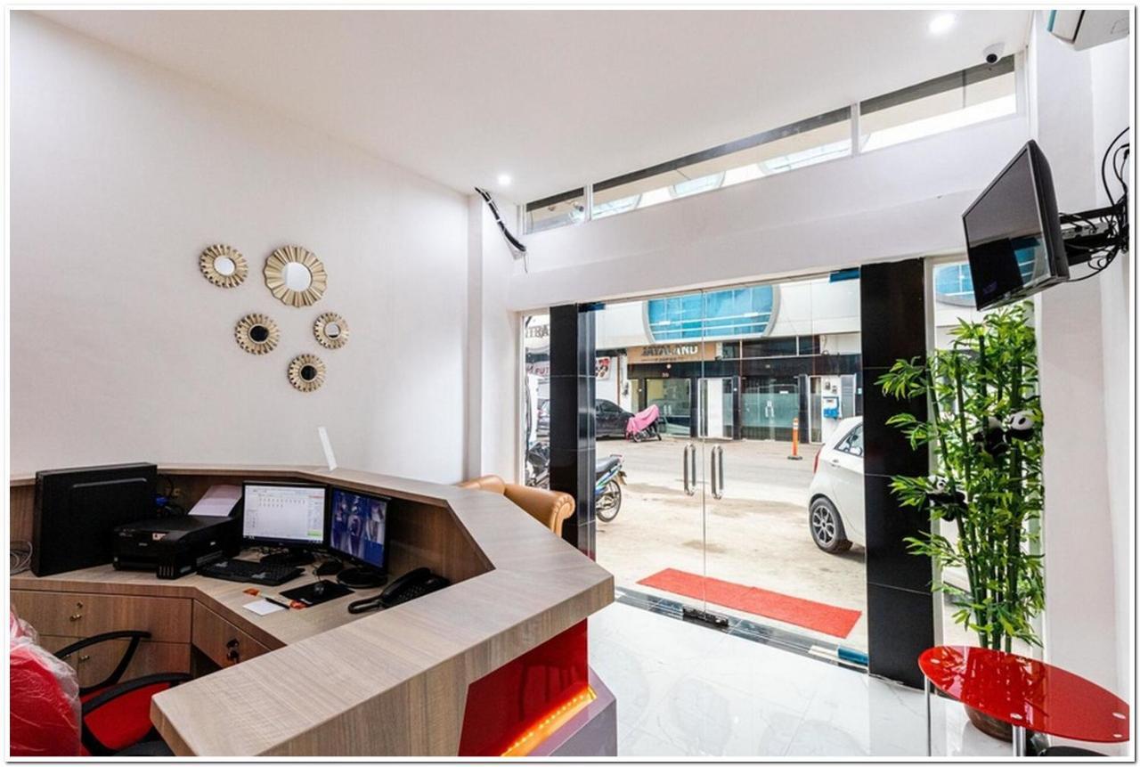 RedDoorz Plus @ Centrium Katamso Medan Exterior foto