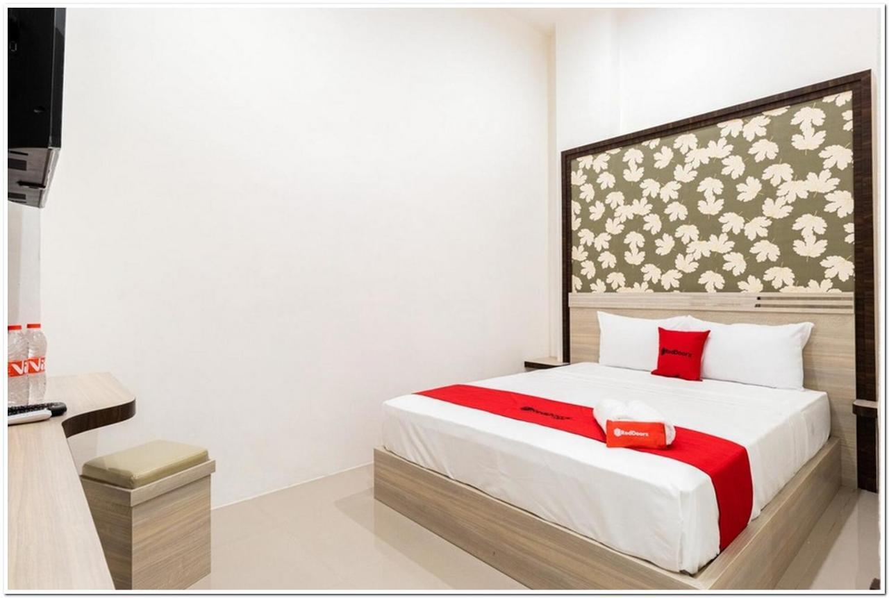 RedDoorz Plus @ Centrium Katamso Medan Exterior foto