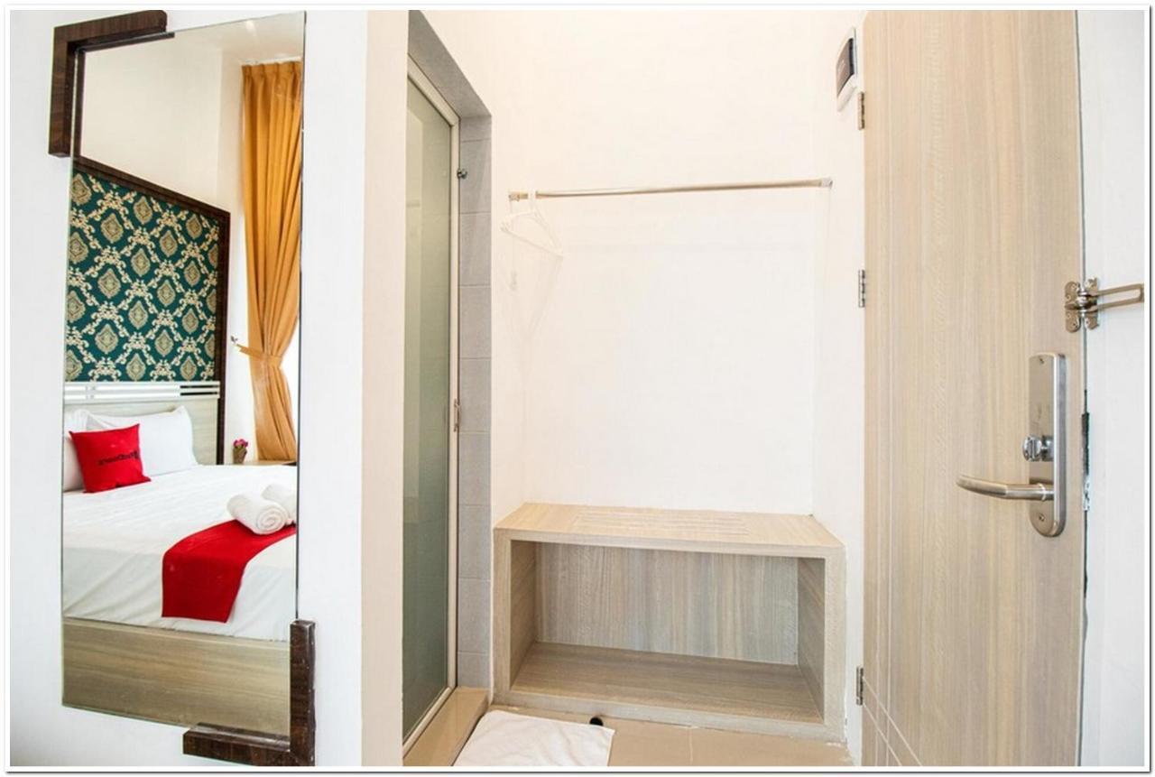 RedDoorz Plus @ Centrium Katamso Medan Exterior foto