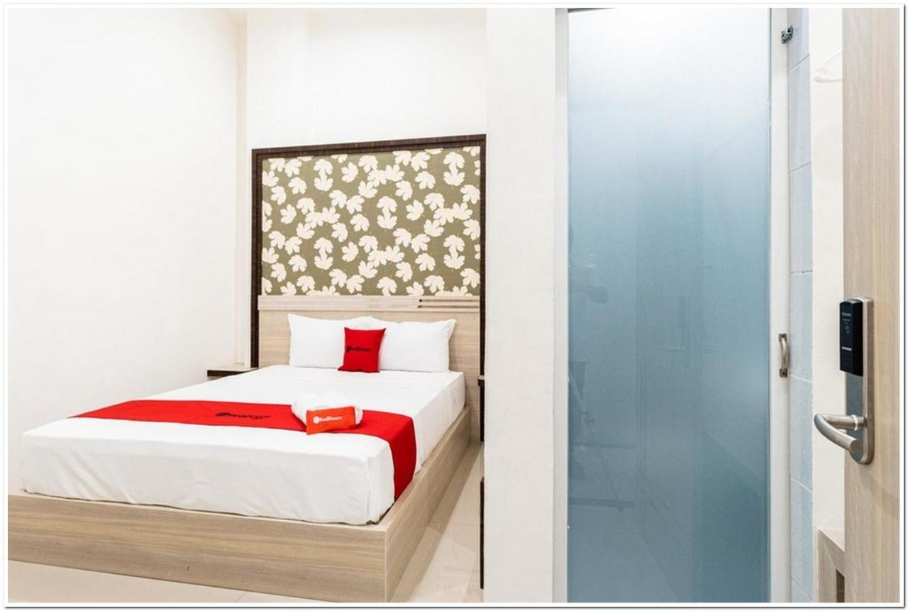 RedDoorz Plus @ Centrium Katamso Medan Exterior foto